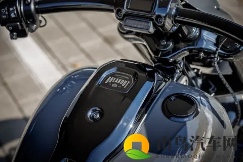 改装  “灰猎手” 哈雷戴维森突破者Breakout欣赏-1