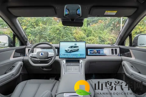 腾势N8L深度体验：5米大六座，20T混动，全家出行新选择-1