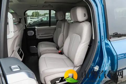 方盒子造型，30多万的价格，这款硬派SUV有什么亮点？-2