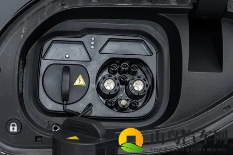 阿维塔06 2025款Ultra增程版：豪华、智能与实用兼备，适合年轻人-1