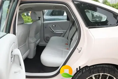 10万级纯电家轿的均衡标杆，它的“实在”，体现在每个细节-1