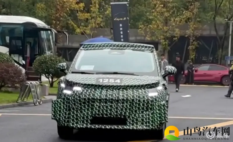 零跑A10测试谍照 定位小型SUV 预计采用纯电驱动-1