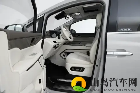 三孩爸开了台新MPV,全家人都说:这车像家一样舒服!-2