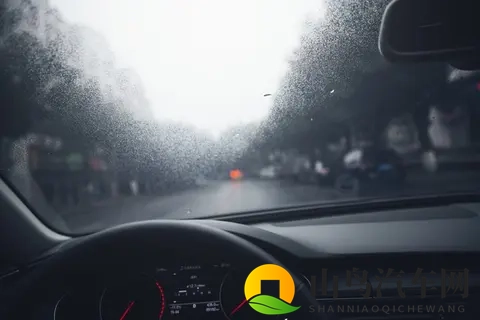 车窗起雾不用慌,这些实用方法快速除雾保安全-1