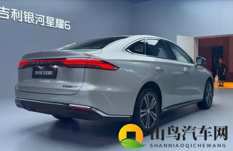 入门60公里纯电续航，星耀6看似鸡肋，但一口价688万起是大招-1
