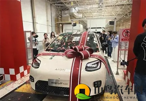 和少妇人妻邻居做爰：汽车驾驶新体验：与邻居共鸣，畅享生活乐趣-2