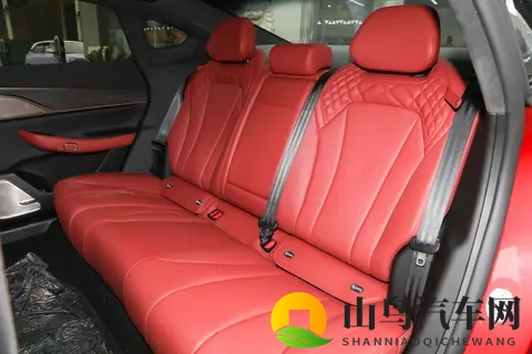 C级轿车再添“黑马”！置换补贴10000元，黄金增程+雪豹四驱，香-1