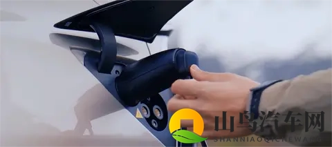 特斯拉Model Y L上线外放电功能，每个车主都免费送！-1