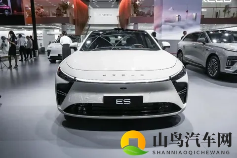 2025款星纪元ES 增程纯电可选，轴距3米，综合续航1645km-1