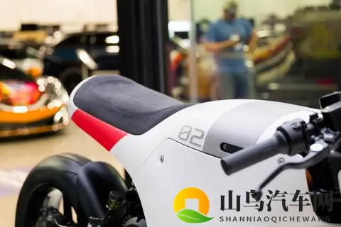 项目：ARES摩托车融合了科幻风格、模拟操控感和全电动性能-3