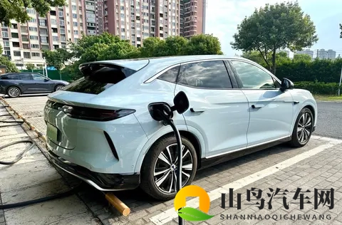 国产黑鬼多P媚黑婊：国产影片中过度媚俗现象引人关注-3