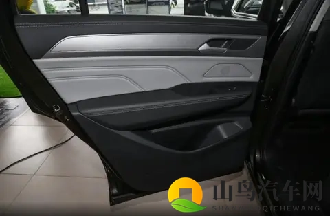 合资大五座SUV直降5万，后排空间比肩商务车，大众揽巡选购指南-3