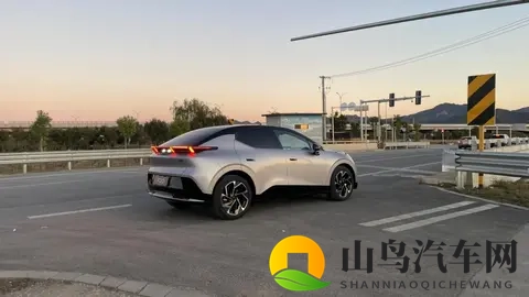 讨论度高的纯电精致SUV,银色的领克Z20难断原厂或改装-1