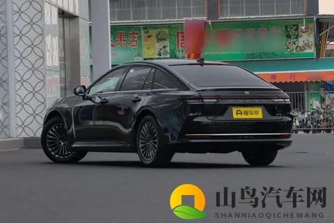 30 万左右选中大型混动轿车，皇冠（进口）怎么选？别被配置绕晕了-1