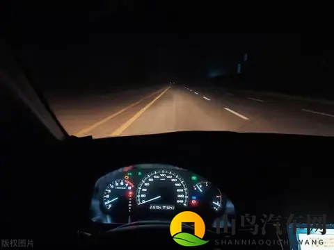夜间开车的两大禁忌，很多人不知道，别等出事了才后悔不提前了解-1