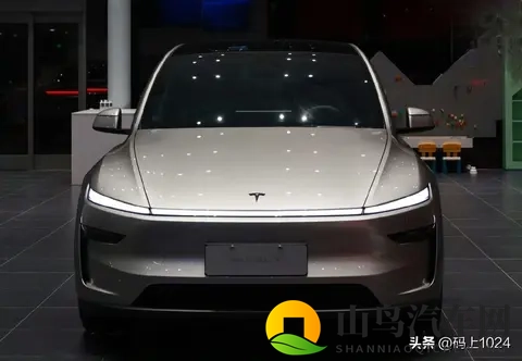 特斯拉Model Y L放电电源上线!599元解锁2200W户外供电-2
