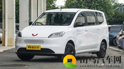 五菱宏光燃油版亮相！15L动力+7座可选，家用拉货两不误-1