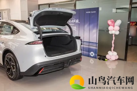 深蓝L06试驾：配置拉满、不走老路，适合全家人的新家轿-1