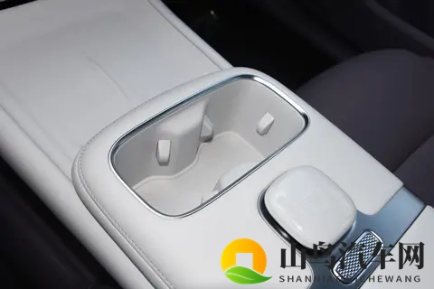 梅赛德斯奔驰新纯电CLA，24.9万起售-1