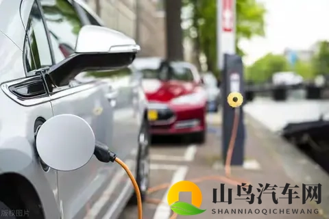 油车换电车1年后，才明白的3件事，普通人真的不建议买电车！-1