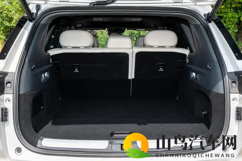 1599万起售,这款中大型车空间大,适合品质家庭-1