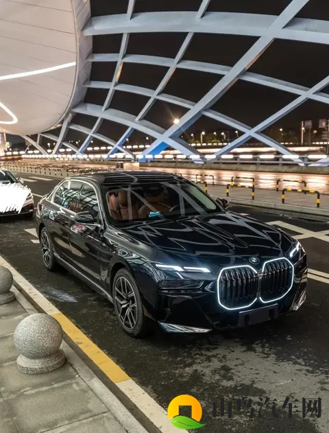 2026款宝马7系：919万起！取消手势控制，但全车隔音免费了？-1