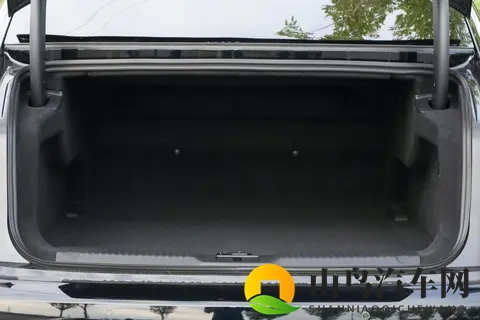 直降 9 万后怎么选?2025 款红旗 H9 全配置拆解 + 实用选车指南-3