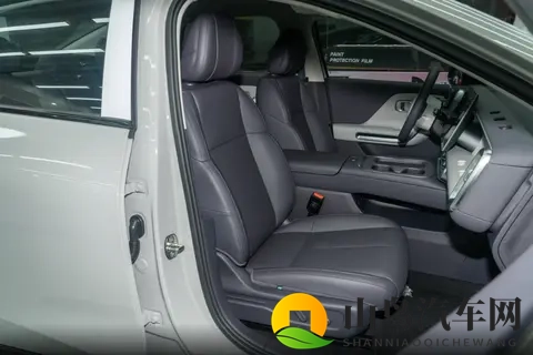 家用纯电轿车怎么选？10万预算试驾零跑B01，说说我的真实感受！-1