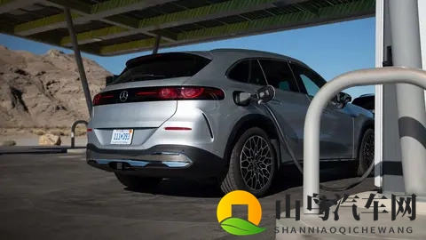 竟然出现在这里?首试奔驰纯电GLC,沙丘冲浪考验软件与性能表现-3