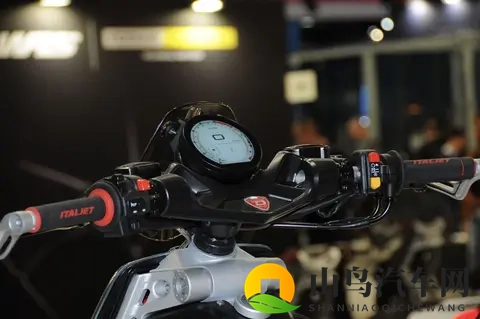 米兰车展丨意塔杰特Roadster 400发布，复古踏板的“变态”演绎-3