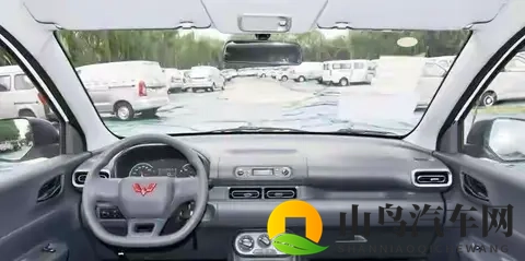 国民神车再升级！五菱燃油新车亮相，7座布局太懂国人-2