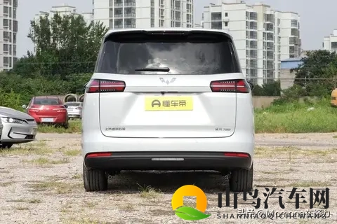 7万起侧滑门MPV，五菱杀疯了！-2