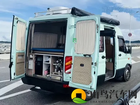 边旅行边摆摊，依维柯宝迪改装移动店铺露营车，多用途车正在崛起-3