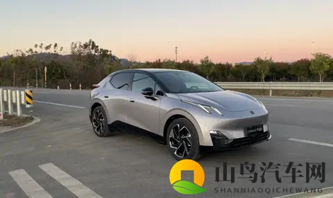 偶遇银色领克 Z20,大轮毂一装气场全开-1