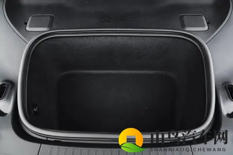 76 万的蔚来ET9 有多 “卷”？一边当商务座驾，一边变露营电站-2