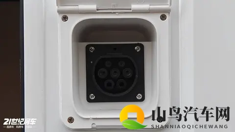 60万预算,别乱花!先看看由进口依维柯底盘打造的新星C600MAX房车-2