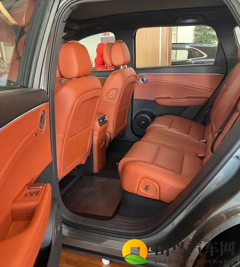 红旗HS6 PHEV到店,车长超4米9,大五座布局还带冰箱,搭15T插混-1