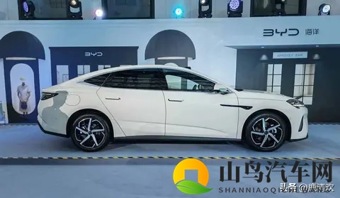 三上悠亚代表作：光影交织，探寻经典车型的持久魅力-2