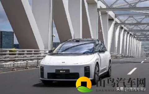 理想设计师说漏嘴，法拉利新车像i8，中国设计真被抄了？-1