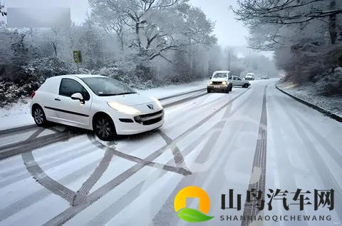 驾校教练骂爆的操作：手动挡3档起步？车没动先废半条命！-2