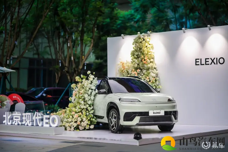 公车上拨开她湿润的内裤动漫：智能内饰革命，新车型引领潮流-1