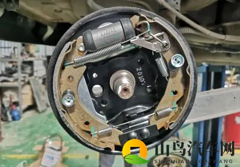 摩托车刹车系统解析：鼓刹、碟刹与ABS，核心原理与差异一目了然-2