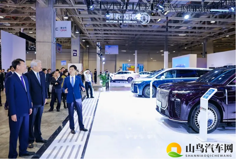 最霸气华系SUV岚图泰山亮相澳门车展 开启全球化新篇章-1