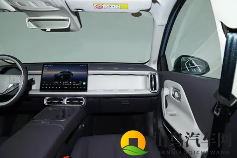 10 万级纯电轿车选车指南：零跑 B01 2025 款 550 激光雷达版深度解析-3