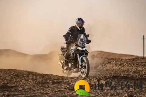 两万出头配齐三箱和双电控，这台国产ADV让春风450MT也紧张？-1