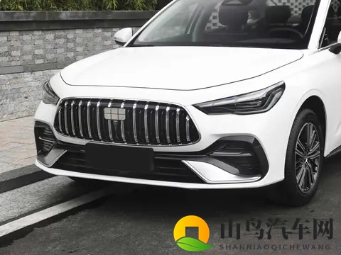 吉利“上硬菜”，688万三厢轿车，亏电油耗28L，买家用车看它-2