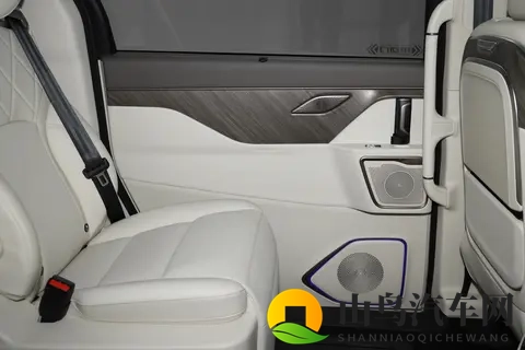 配HUD+23个扬声器，这台2858万的MPV车型实力如何？-1