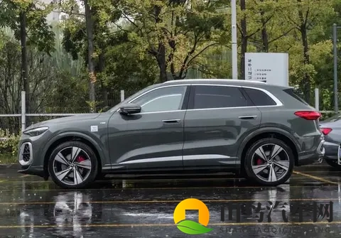 4米8车身+华为乾崑!新奥迪Q5L实拍,272马力太香了-2