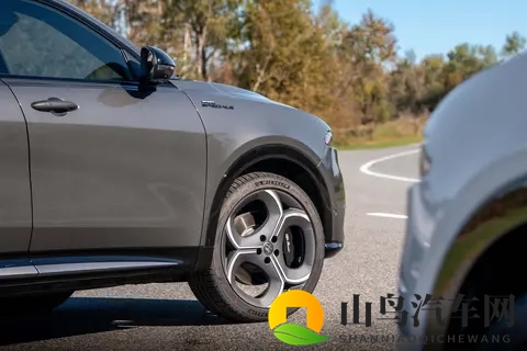 细节设计更加运动，新款阿尔法·罗密欧托纳利实车都曝光-3