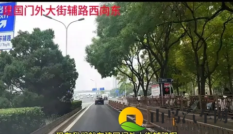 北京国贸桥西，主路出辅路压线，司机注意避让-1